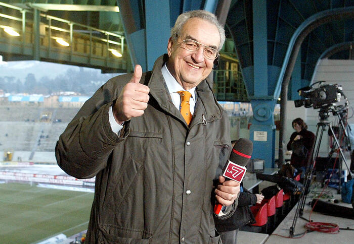 Bruno Pizzul al suo ritorno come telecronista per  La7  in tribuna allo stadio  Dall'Ara, Bologna, 5 giugno 2005. ANSA / GIORGIO BENVENUTI