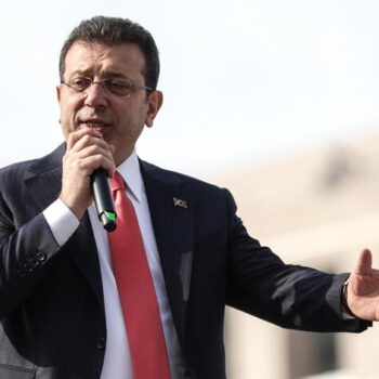 epa11865494 Istanbul Mayor Ekrem Imamoglu speaks to his supporters gathered in front of the Istanbul Courthouse, in Istanbul, Turkey, 31 January 2025. Imamoglu testified in court as part of a new investigation launched against him for 'attempting to influence judicial proceedings' following his comments on probes involving CHP-run municipalities earlier in January, the Istanbul Chief Public Prosecutor's Office said.  EPA/ERDEM SAHIN