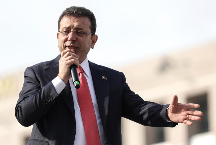 epa11865494 Istanbul Mayor Ekrem Imamoglu speaks to his supporters gathered in front of the Istanbul Courthouse, in Istanbul, Turkey, 31 January 2025. Imamoglu testified in court as part of a new investigation launched against him for 'attempting to influence judicial proceedings' following his comments on probes involving CHP-run municipalities earlier in January, the Istanbul Chief Public Prosecutor's Office said.  EPA/ERDEM SAHIN