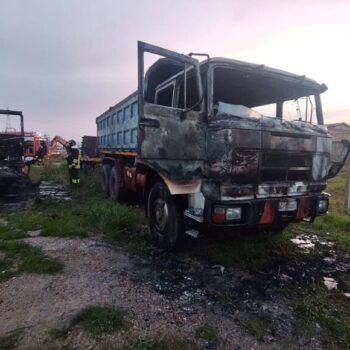 incendio escavatore e camion