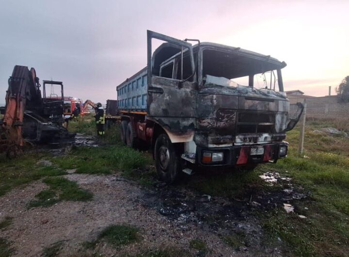 incendio escavatore e camion