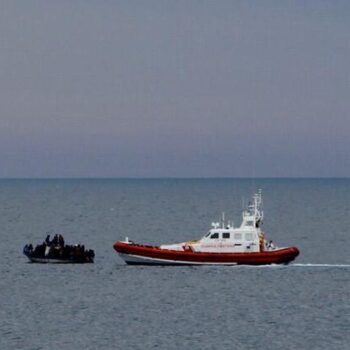 Una cinquantina di tunisini, soccorsi davanti a Lampedusa dalla Guardia costiera che li ha trasbordati da una piccola barca, sono al largo da un paio d'ore perché nell'hotspot dell'isola non c'è posto, 08 maggio 2018. Il centro di contrada Imbriacola, di cui era stata annunciata la chiusura, dopo l'ultimo incendio, dispone di una capienza limitata. Non si sa ancora se i migranti approderanno a Lampedusa o se proseguiranno verso la Sicilia.
ANSA